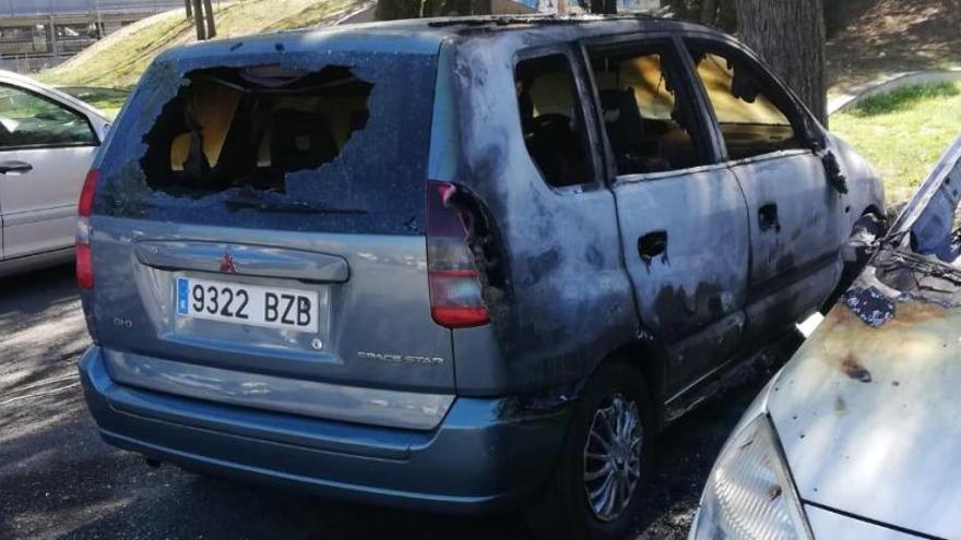 Dos cotxes cremats en un aparcament del sud de Sant Narcís