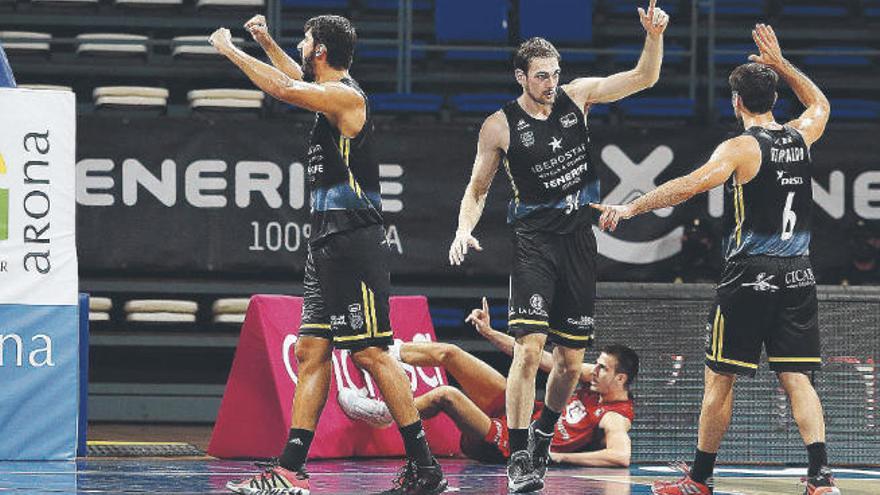 Díez, Cavanaugh y Fitipaldo celebran una canasta en el duelo de ayer, con Brussino en el suelo.