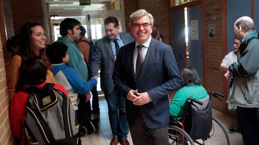 El delegado del Gobierno, Mariano Marín, ayer, en la Fundación Vinjoy. Detrás, el director de la institución, Adolfo Rivas, estrecha la mano a un usuario.