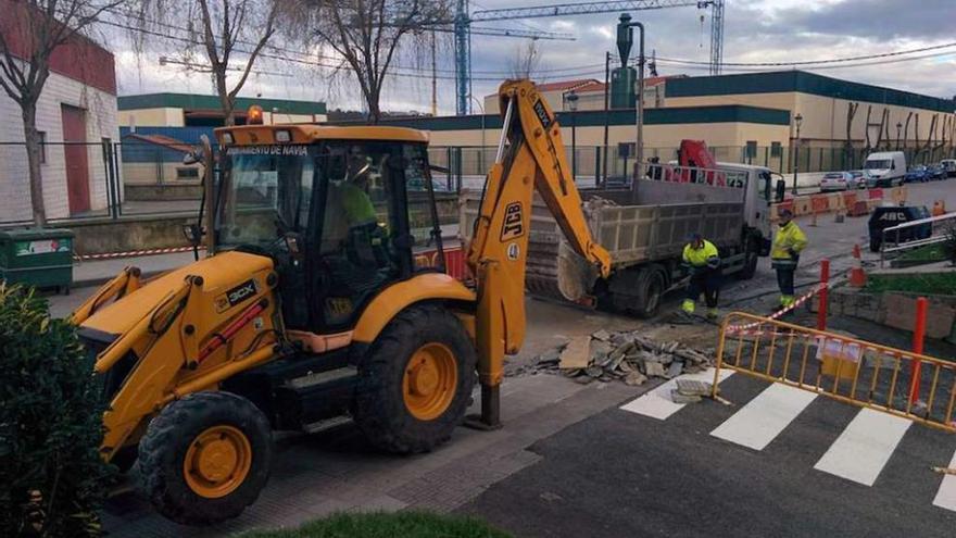 Operarios trabajando, ayer, en las aceras de Navia.