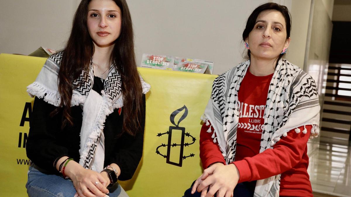 Lina Demasi, a la izquierda, y Daniela Cohen, ayer, en el acto organizado en la Escuela de Comercio por Amnistía Internacional.