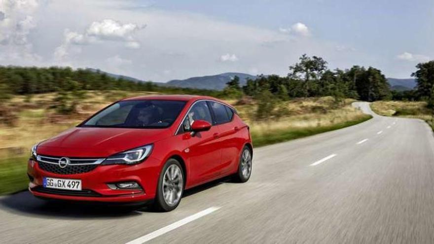 El_Opel Astra, premio &quot;Coche del Año de los Lectores 2016&quot;.