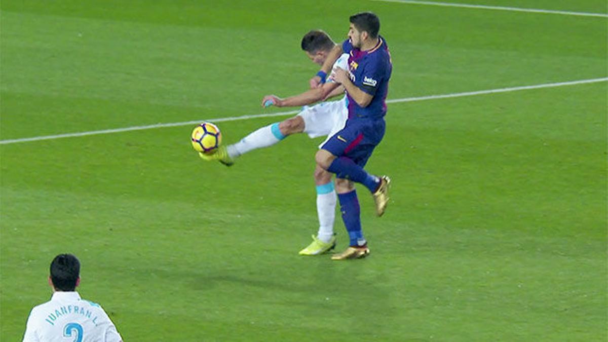 LALIGA | Barça - Deportivo (4-0): Codazo de Luis Suárez a Schar