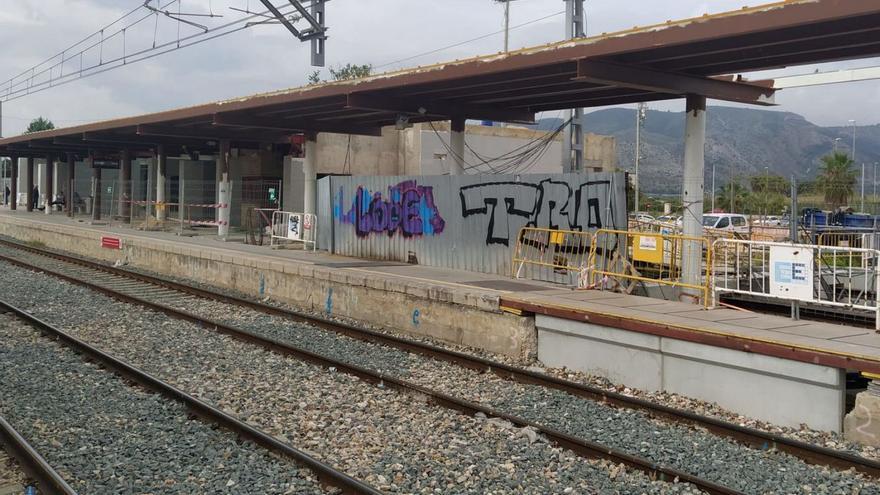 Unas vallas protegen el andén de la zona de obras, donde no hay trabajadores. | T.Á.C.