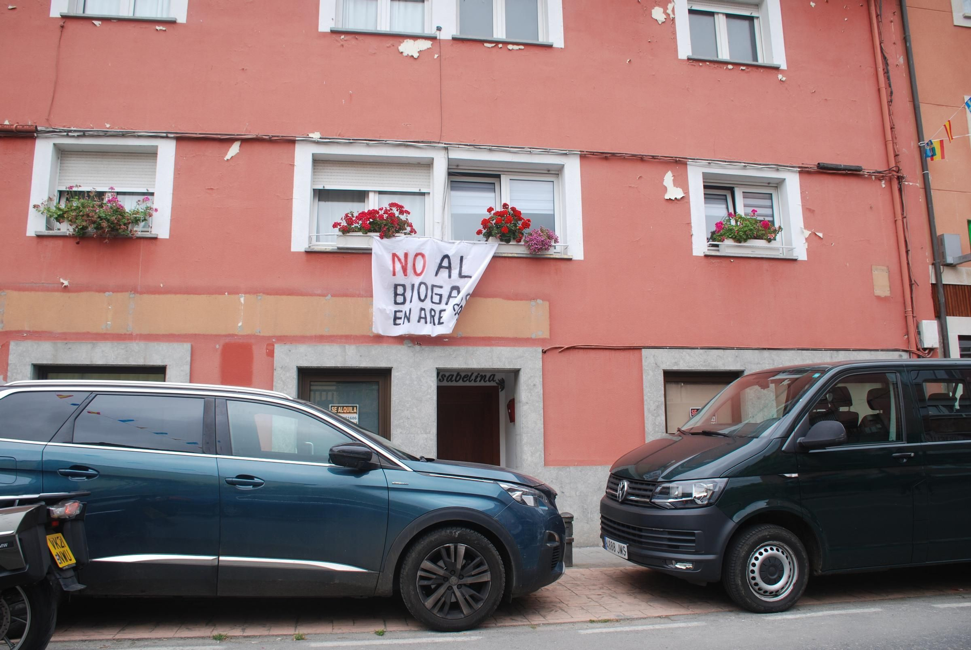 Pancartas contra la planta de biogás de Arenas de Cabrales