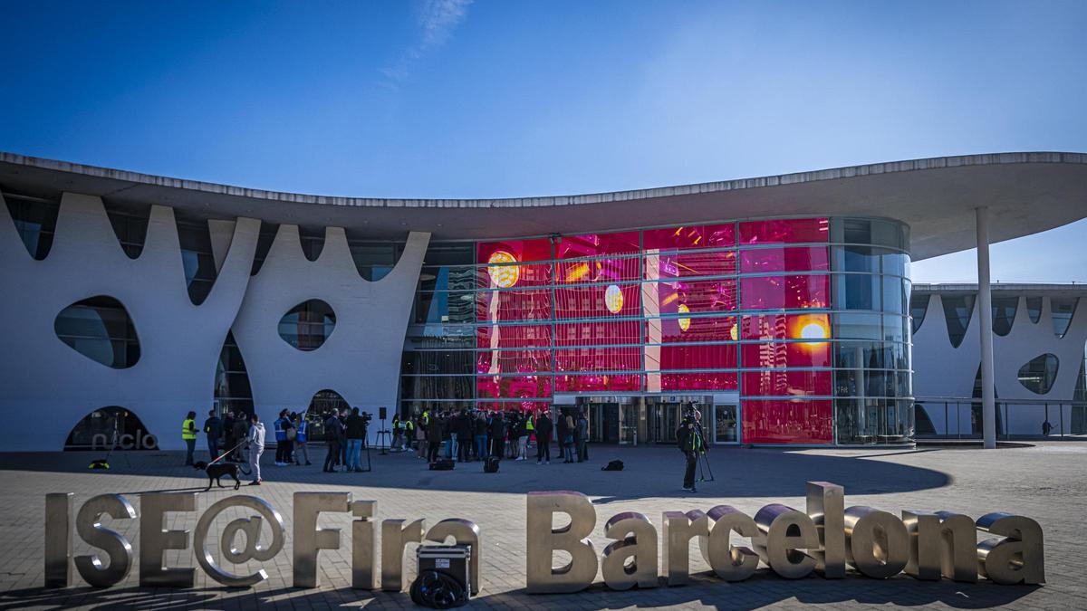 Una de las entradas del recinto Gran Via de Fira de Barcelona con la nueva pantalla