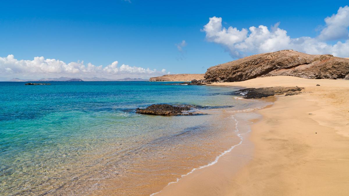 Aguas cristalinas en una de las calas de Papagayo, al sur de Lanzarote