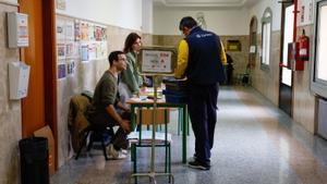 Un repartidos de correos deposita los votos en un colegio electoral.