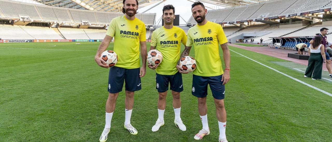 Los jugadores del Villarreal CF Brereton Díaz, Manu Trigueros y José Luis Morales, ayer en el Olímpico Spyros Louis de Atenas.