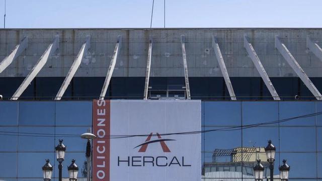 Una lona informa de la demolició del Palau de Congressos. | ZOWY VOETEN