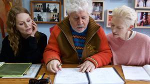 Pedro Almodóvar, con julianne Moore (izda.) y Tilda Swinton, repasando el guion de la película.