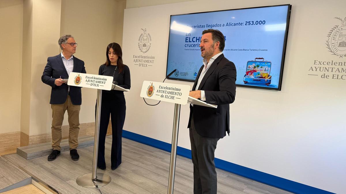 El alcalde junto a la edil de Turismo y un responsable de VisitElche presentando los datos de cruceristas