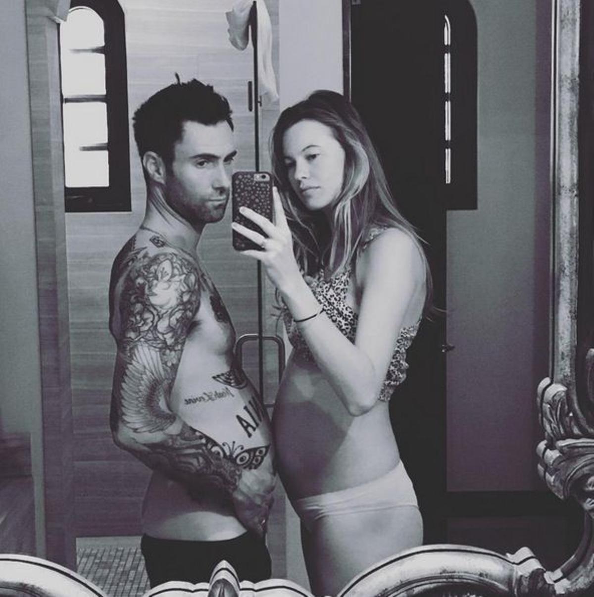 Behati Prinsloo y Adam Levine