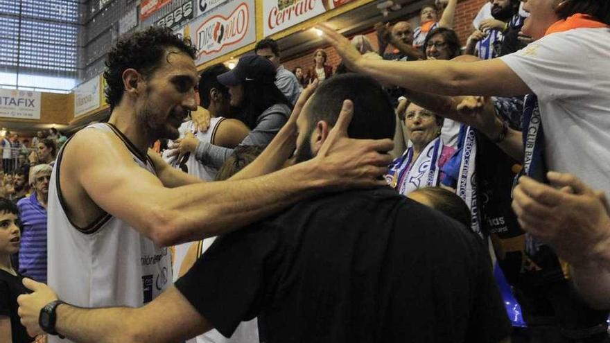 El capitán del Unión Financiera, Víctor Pérez, consuela a los aficionados del equipo ovetense tras ser eliminados en las semifinales del play-off de ascenso, en Palencia.