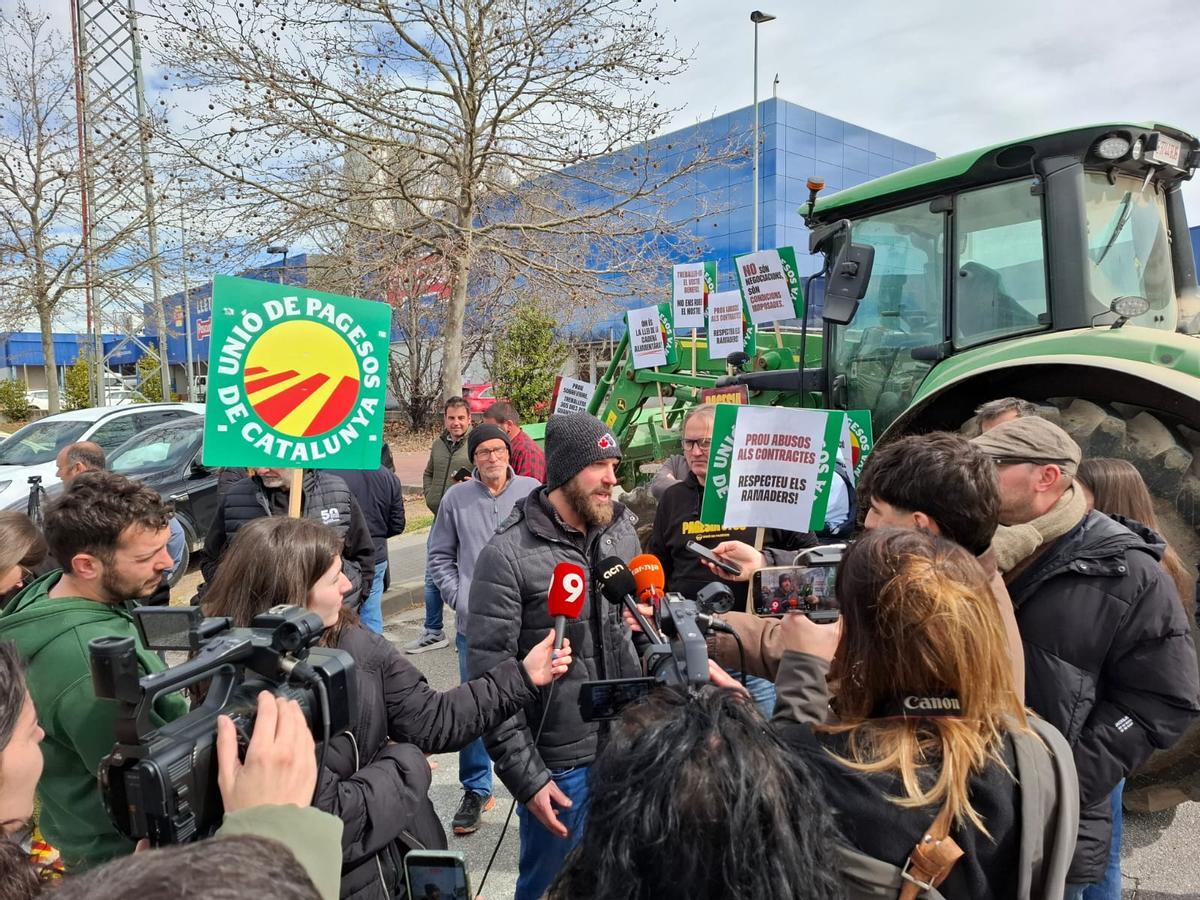 Un momento de la protesta de Unió de Pagesos ante la fábrica del grupo Pascual en Gurb (Barcelona).