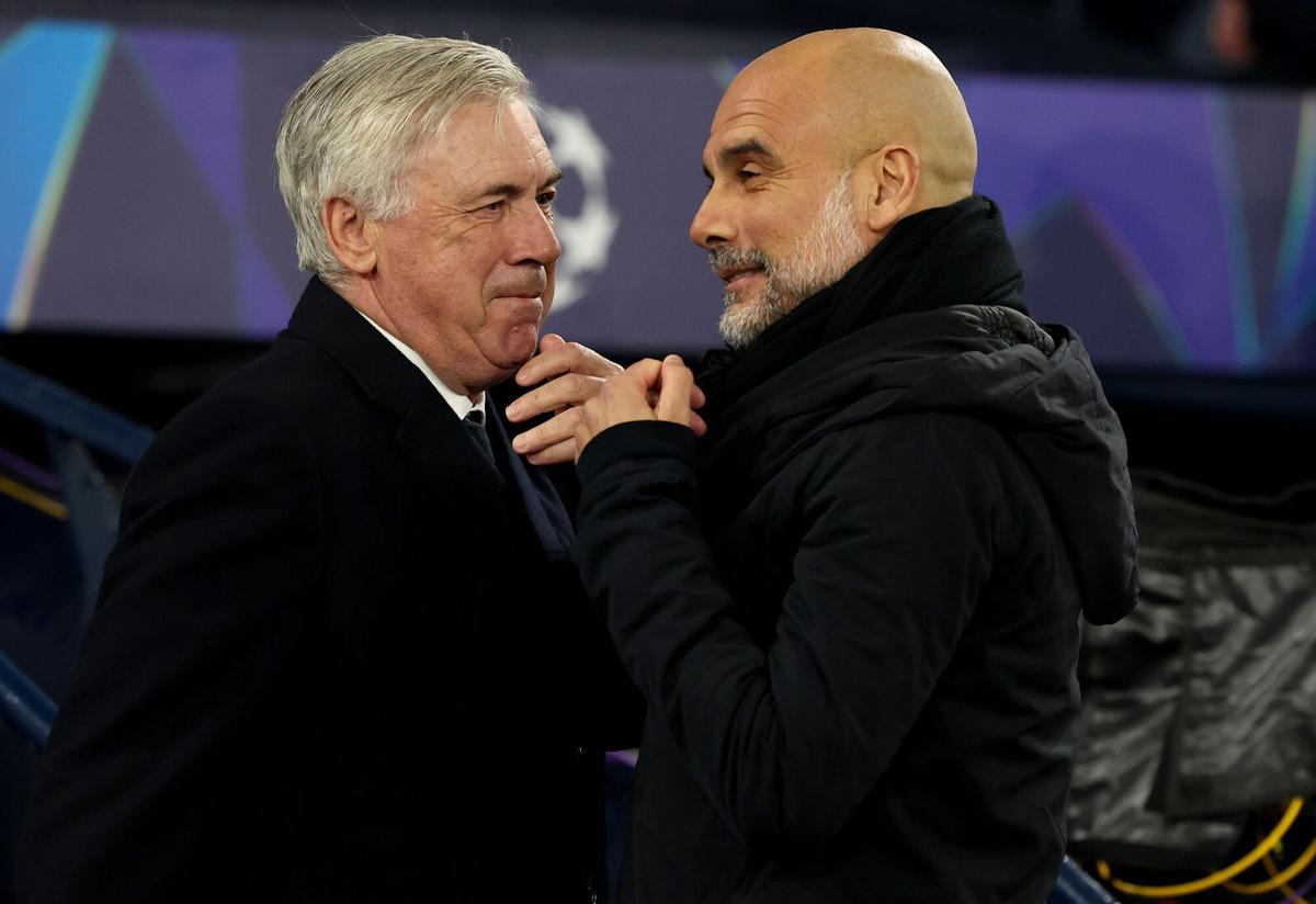 Carlo Ancelotti, entrenador del Real Madrid, junto a Pep Guardiola, técnico del Manchester City, en el partido de ida de la repesca de Champions.