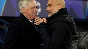 Carlo Ancelotti, entrenador del Real Madrid, junto a Pep Guardiola, técnico del Manchester City, en el partido de ida de la repesca de Champions.