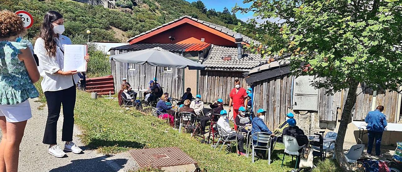 Un grupo de los residentes de Felechosa disfruta de una comida en La Raya al son de la gaita.