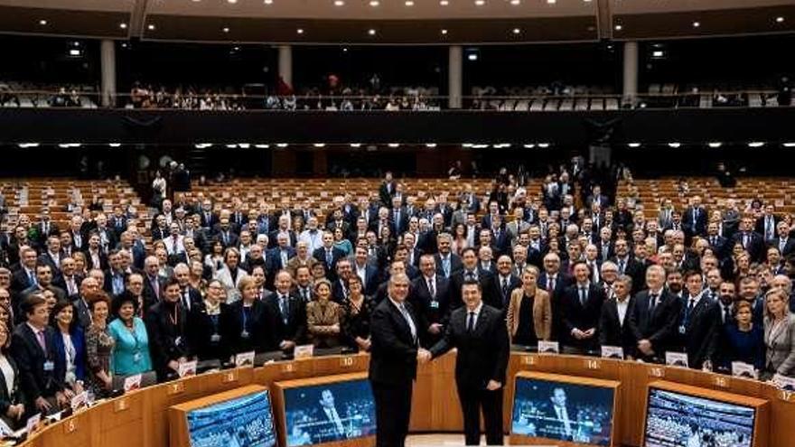 Foto de familia del Comité de las Regiones, que ha elegido como presidente al griego Apostolos Tzitzikostas.