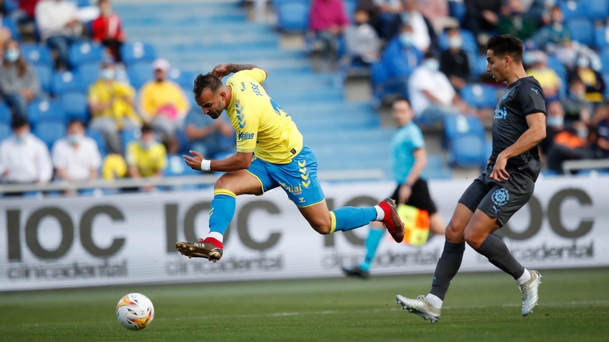 Ramon Terrats observant un xut de Jesé durant el Las Palmas-Girona del 12 de març passat.