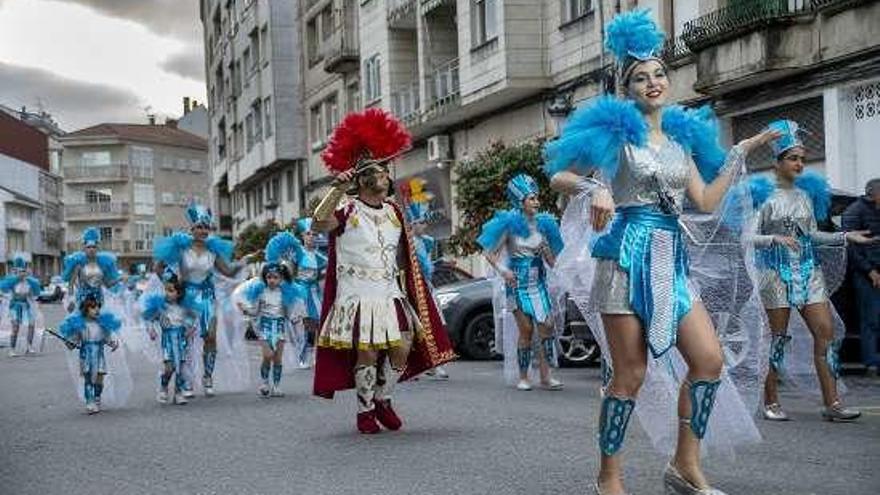 Desfile del Entroido por las calles de O Carballiño. // FdV