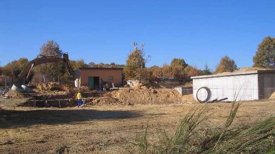 Obras de construcción de los nuevos depósitos en el &quot;alto de Cubelo&quot;, en la carretera del Lago