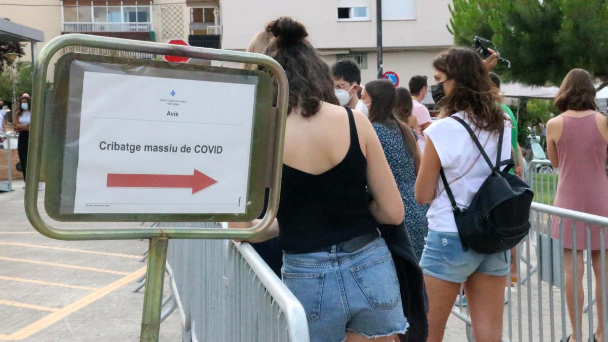 La cua d&#039;un cribratge massiu de covid-19 a Sitges adreçat a gent jove