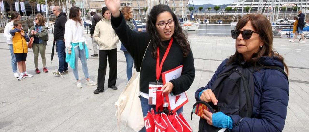 La guía de Vigo Turístico asesora a una visitante.   | // MARTA G. BREA