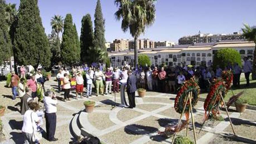 Rinden homenaje a las víctimas de la toma de Badajoz y de la dictadura