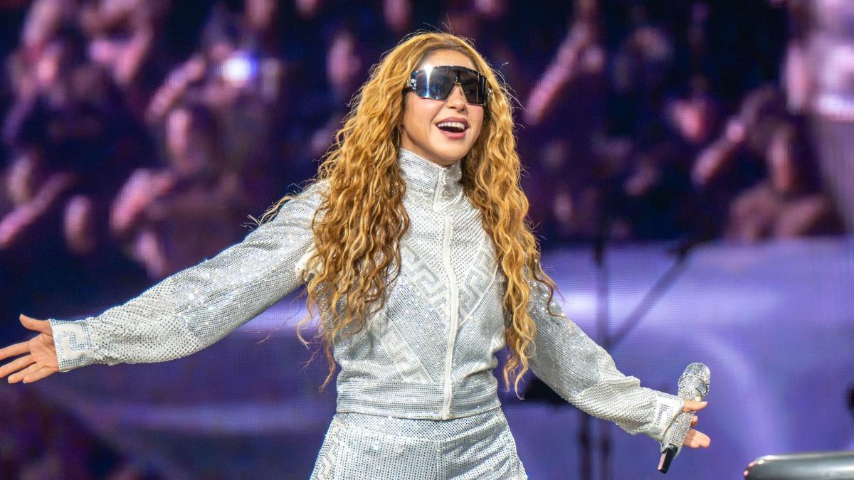 Shakira entrena mientras se hace los rizos