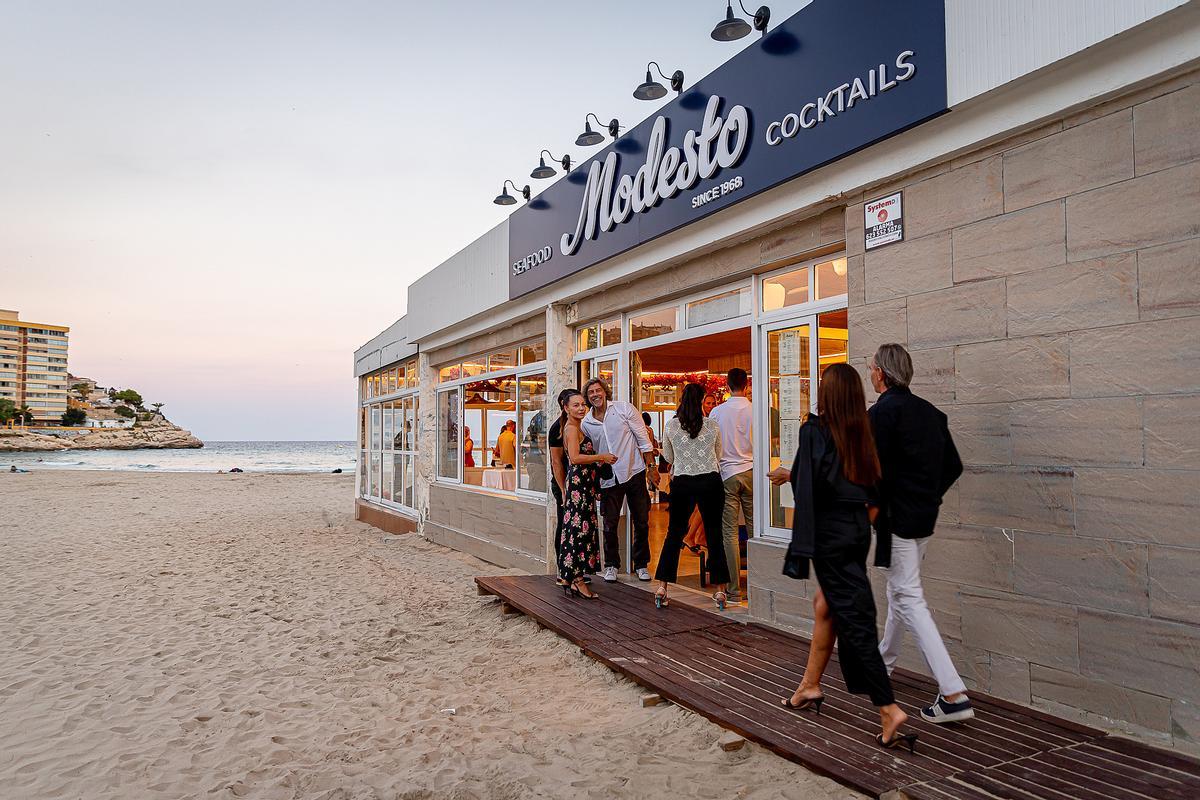 La primera parada será «Modesto», a pie de playa en la Cala de Finestrat.