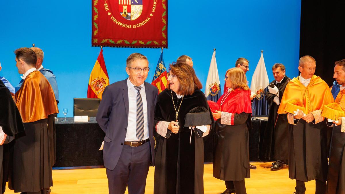 La rectora de la Universidad de Alicante Amparo Navarro con el conseller de Universidades durante el acto inaugural del curso.