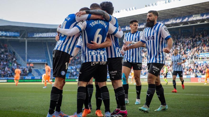 Los jugadores del Alavés celebra uno de sus goles ante el Ibiza. | PRENSA ALAVÉS