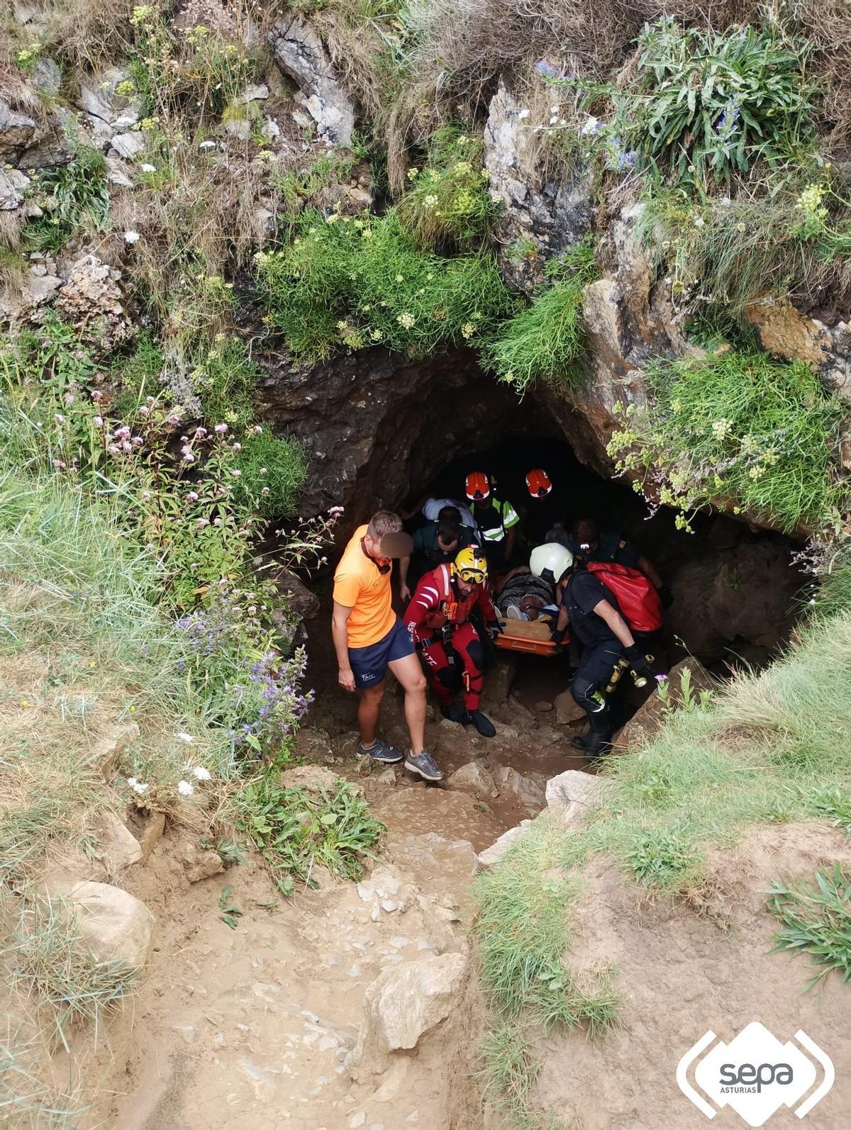 El rescate de la mujer accidentada en la cueva de Cobijeru.