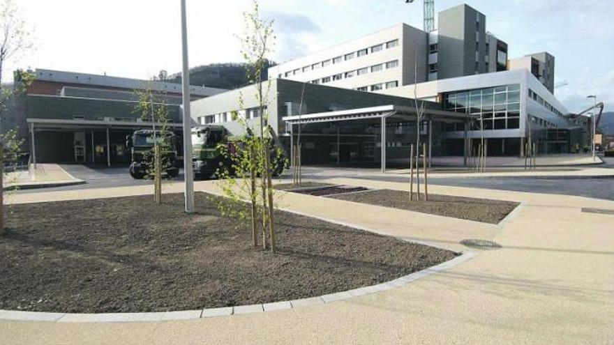 La entrada principal y el ala de urgencias del nuevo Hospital Álvarez-Buylla, en Santullano.