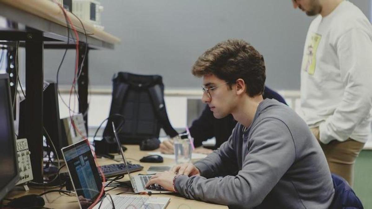 Un estudiante universitario trabaja en un laboratorio.