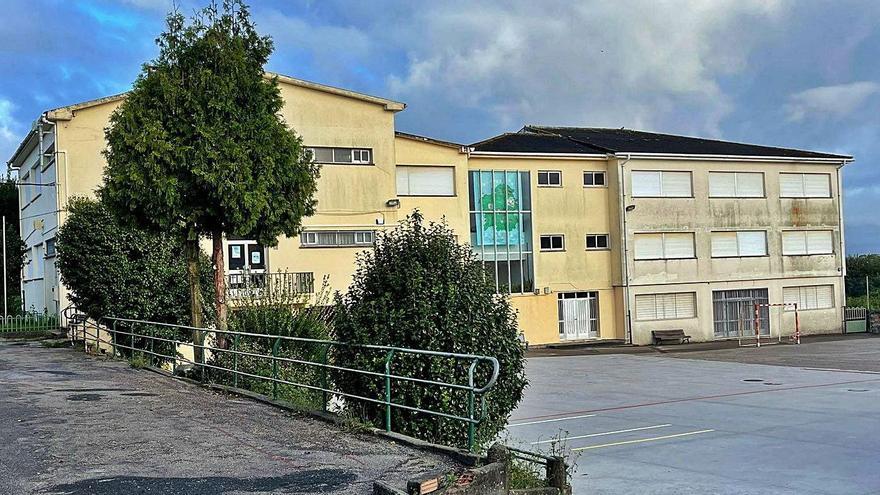 Viejo colegio de O Cruceiro, sin uso tras inaugurarse este semana el nuevo centro.