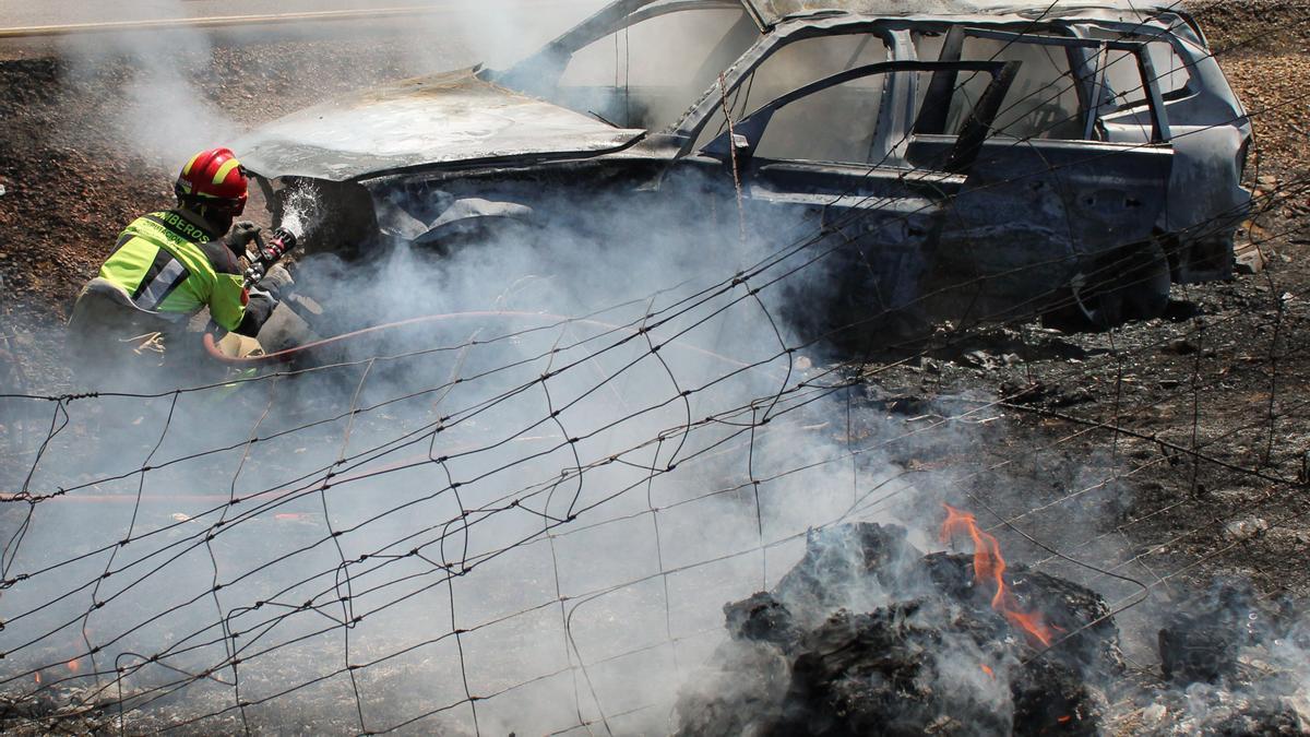 Estado del vehículo tras el incendio.