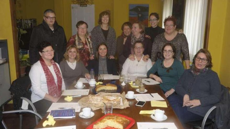 Participantes y monitoras del taller de salud y autocuidado, el pasado viernes, en Aspronaga. / víctor echave