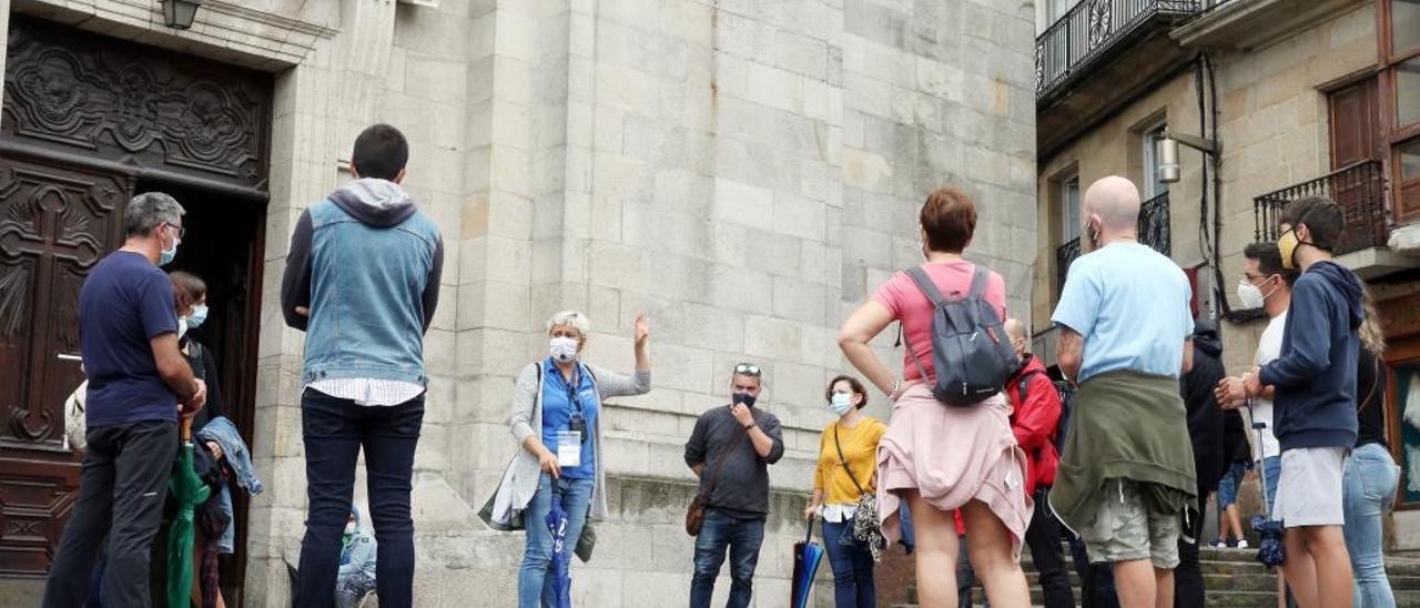 Turistas en Vigo ante la Colegiata