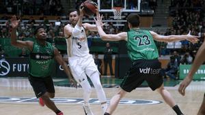 Rudy Fernández, el jugador del Madrid, en una acción de ataque ante Andrés Feliz y Michael Ruzic en Badalona.