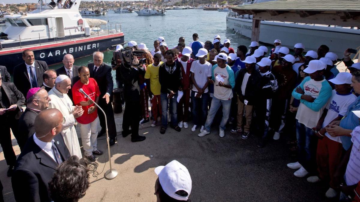 El Papa Francisco se dirige a inmigrantes durante su visita a la isla italiana de Lampedusa, en 2013. | A. P.