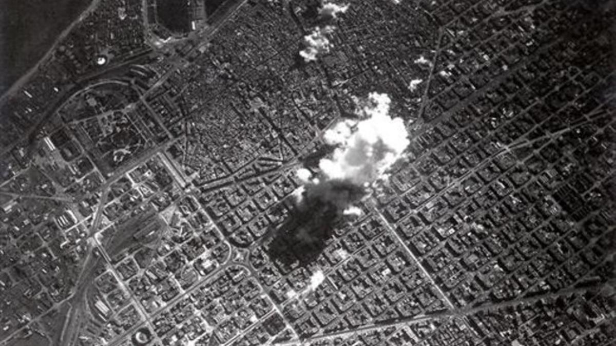 Bombardeo sobre Barcelona efectuado por un avión italiano en 1938.