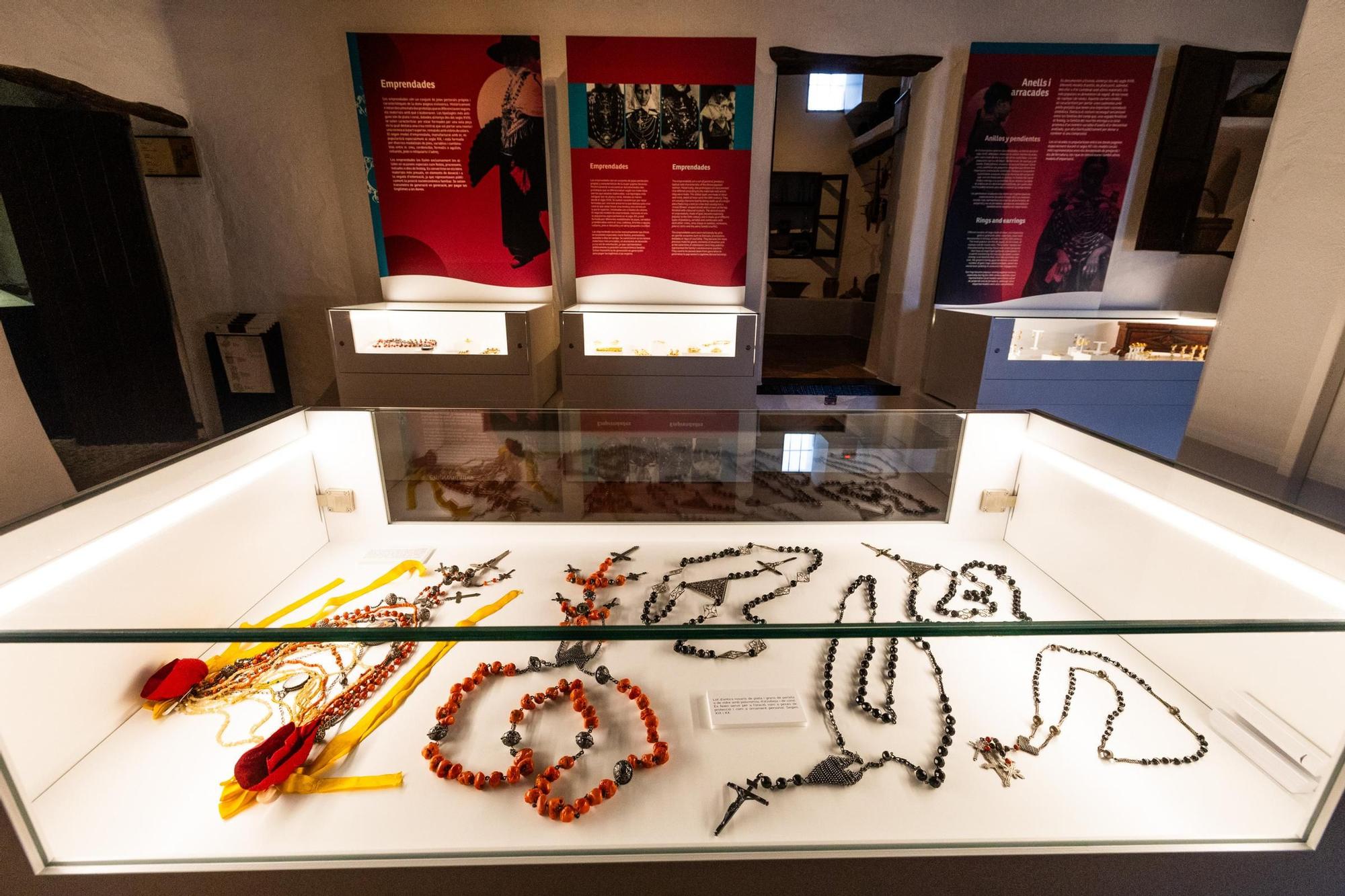 Exposición de joyas en el museo etnológico Can Ros de Santa Eulària