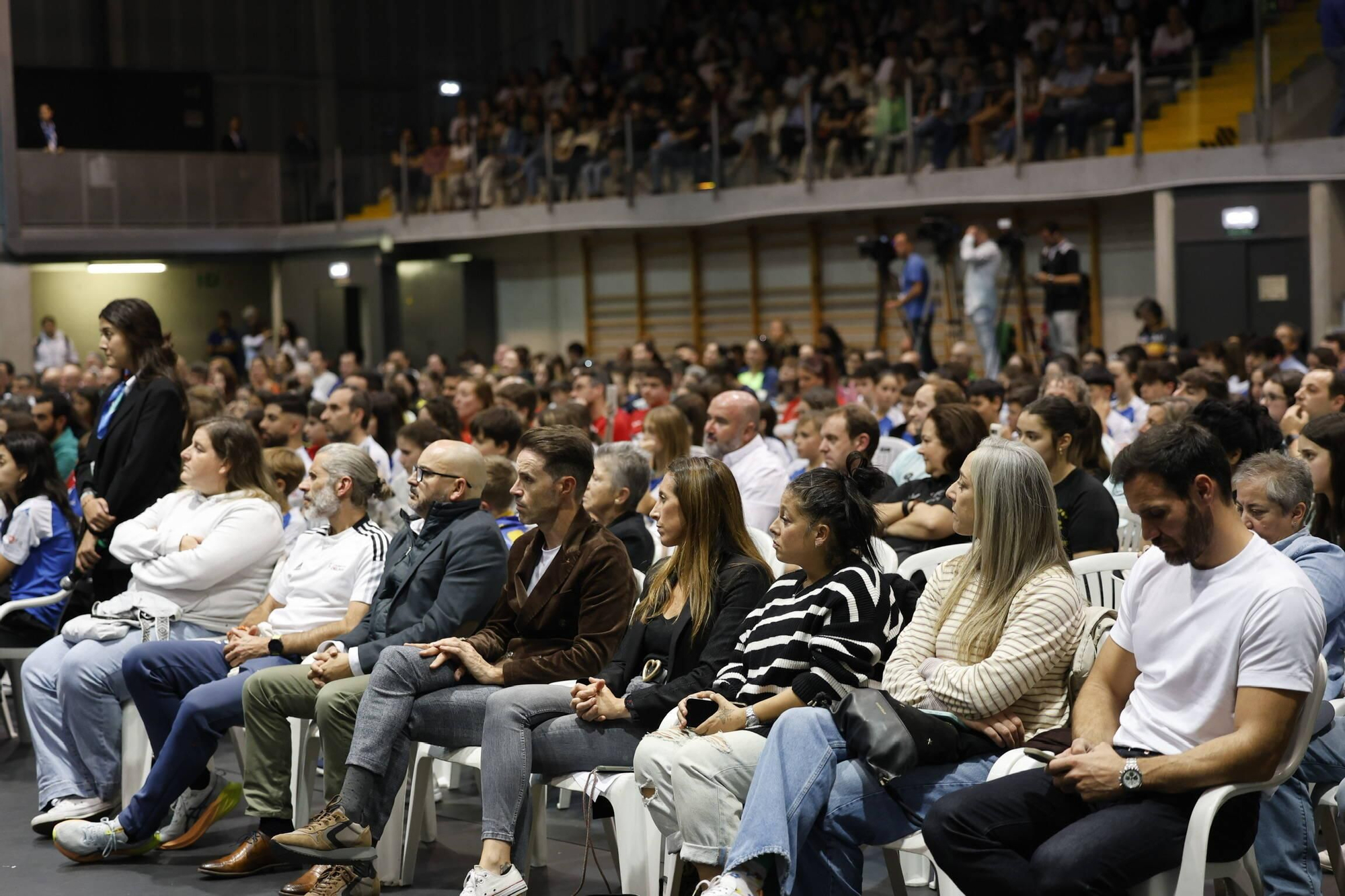 Carolina Marín recibe el cariño de medio millar de deportistas asturianos en Gijón y la visita sorpresa de Saúl Craviotto