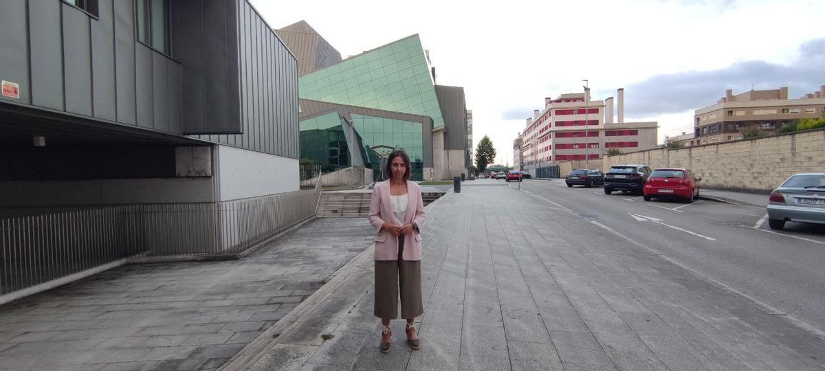 Silvia Tárano, ante los edificios del complejo cultural de Pola de Siero.