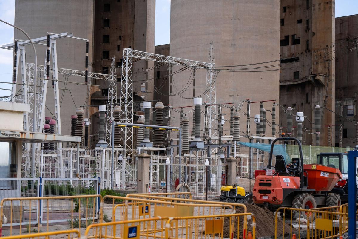 Sant Adrià de Besòs, 26/09/2025. Sociedad. Vista de la subestación eléctrica de las Tres Chimeneas y los terrenos adyacentes. Foto: Zowy Voeten.