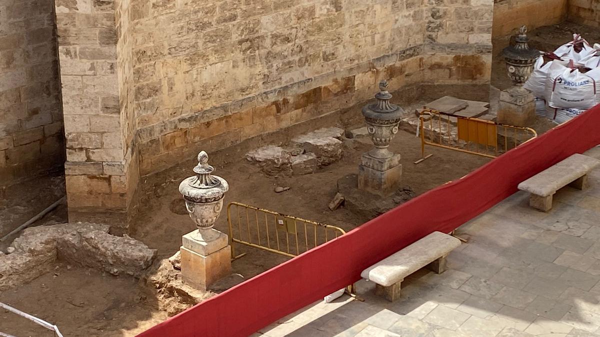 Restos de cimentaciones de los siglos XVI al XVIII que han aflorado en el jardín de la calle Micalet adosado a la Catedral