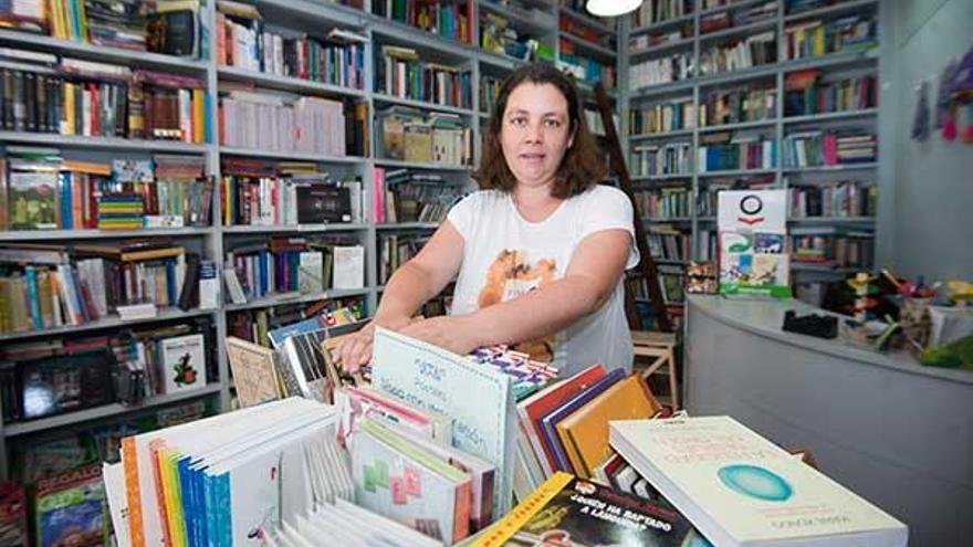 A ex concelleira nacionalista Ermitas Valencia no interior do seu negocio, Livraria Suévia, especializada en literatura galega e portuguesa, na rúa Villa de Negreira. | casteleiro/roller agencia