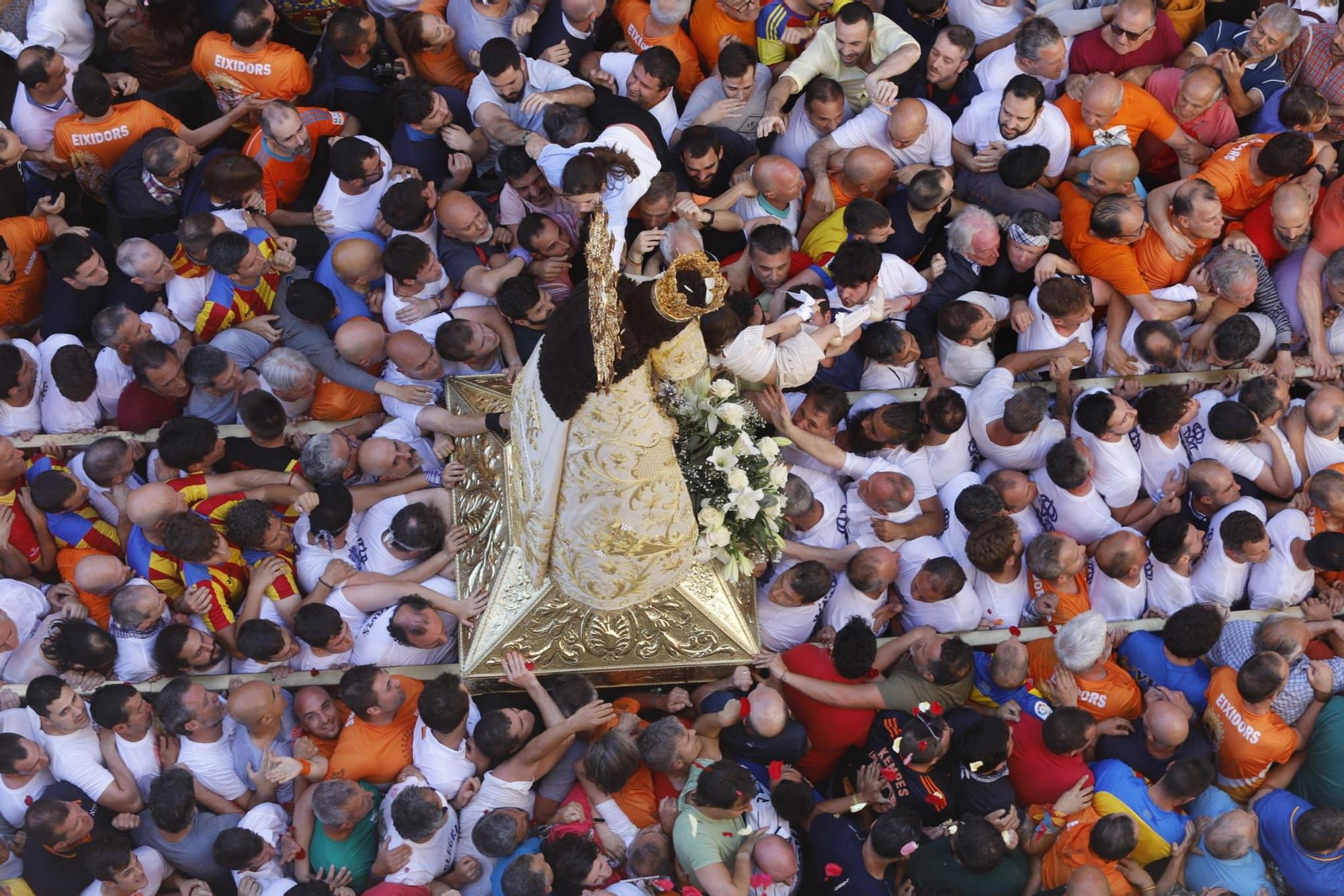 Muchos valencianistas acompañan a la Virgen de los Desamparados en su Traslado